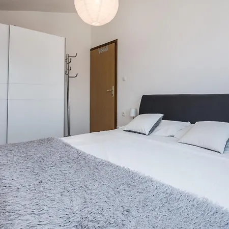 Wenig By Interhome Vir