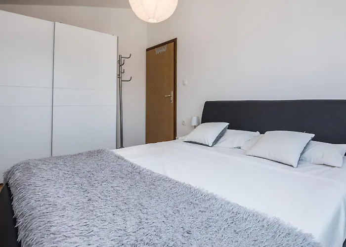 Wenig By Interhome Vir